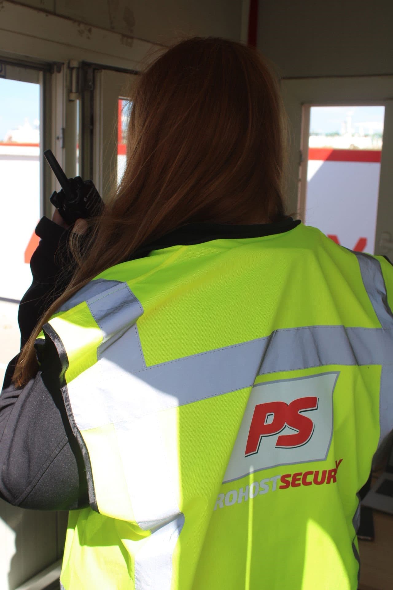 Beveiliger met portofoon